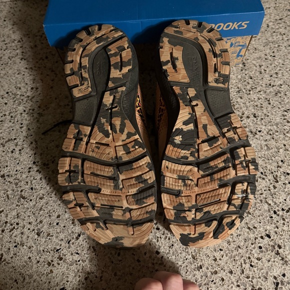 Brooks adrenaline GTS like new! - Picture 6 of 10